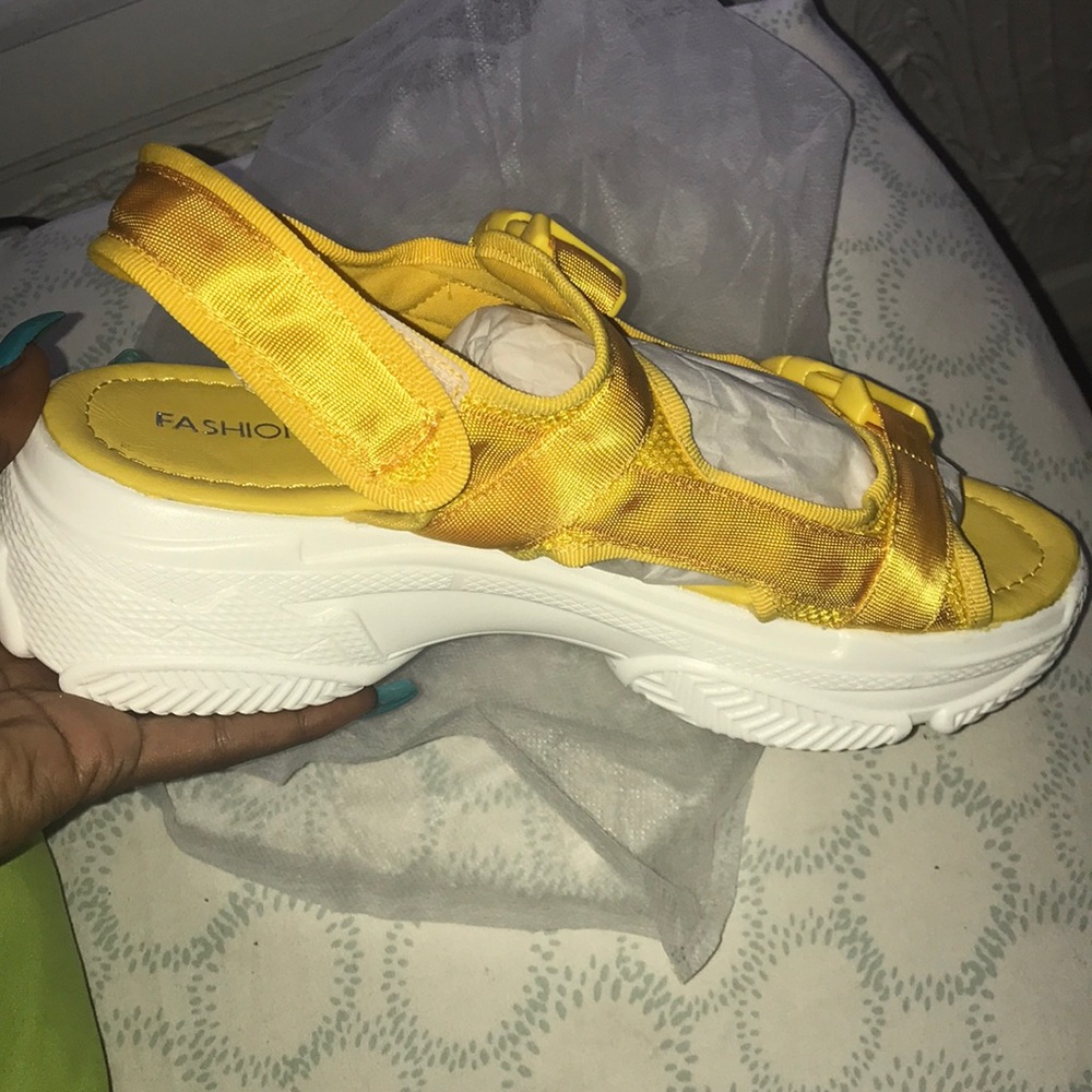 Fashion nova sandals size 8